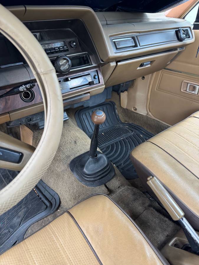 Toyota-corolla-hatchback-1981-yellow-9