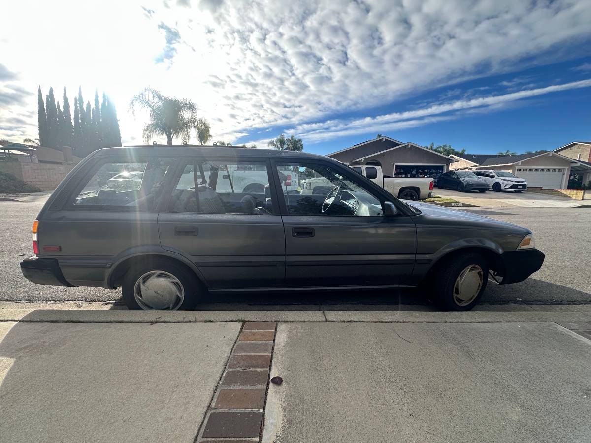 Toyota-corolla-wagon-1991-1