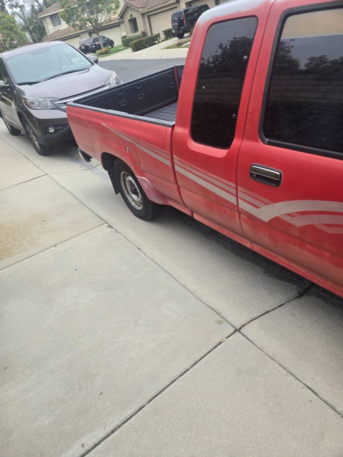 Toyota-deluxe-pick-up-truck-1989-red-2