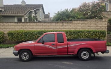 Toyota-deluxe-pick-up-truck-1989-red