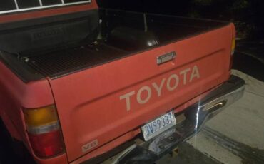 Toyota-deluxe-pick-up-truck-1989-red-4