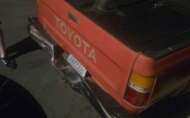 Toyota-deluxe-pick-up-truck-1989-red-6