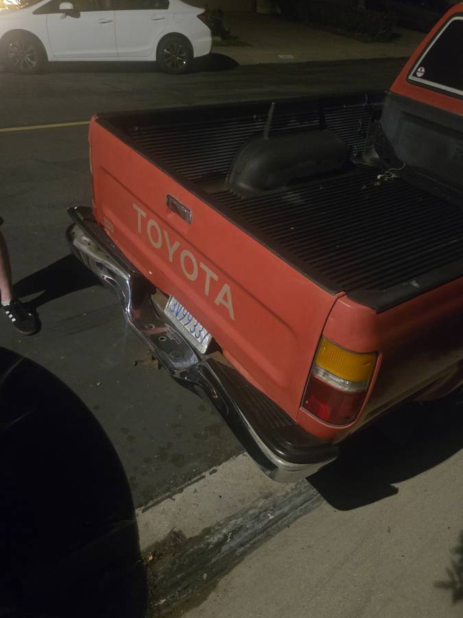 Toyota-deluxe-pick-up-truck-1989-red-6