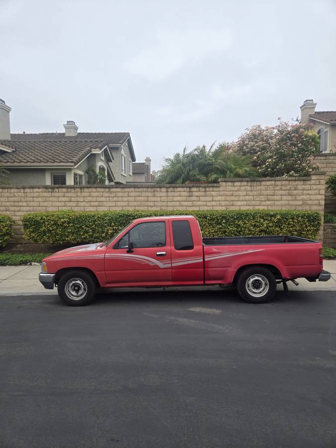 Toyota-deluxe-pick-up-truck-1989-red