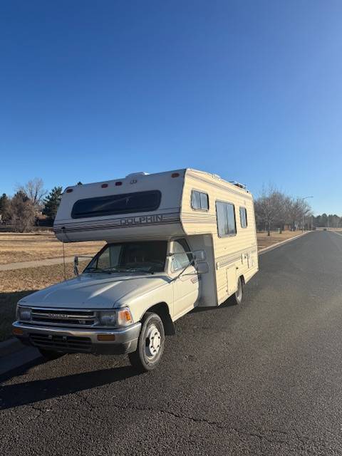 Toyota-dolphin-1991-white-4