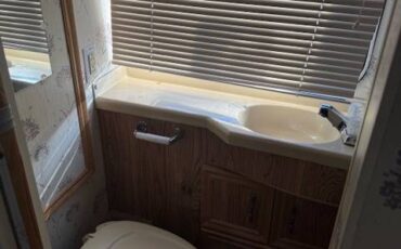 Toyota-dolphin-1991-white-7