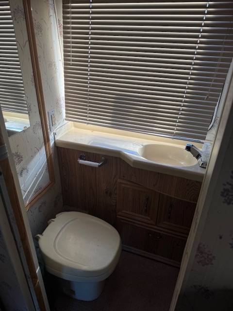 Toyota-dolphin-1991-white-7