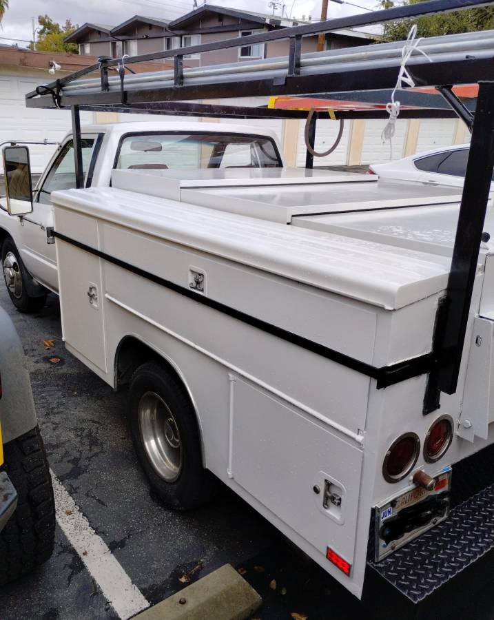 Toyota-dually-service-body-wrack-1987-white-1