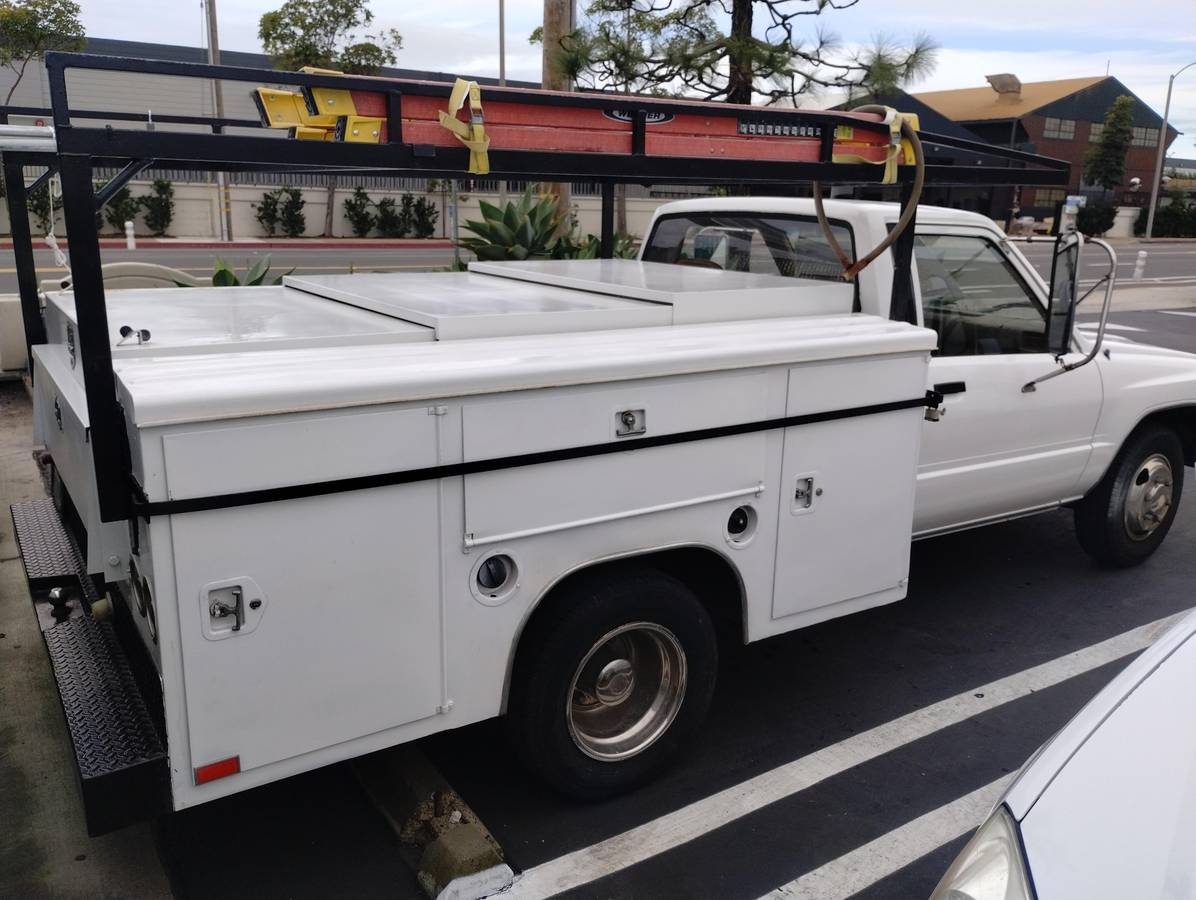 Toyota-dually-service-body-wrack-1987-white-3