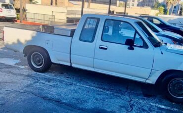 Toyota-extra-cab-pickup-1989-white-1