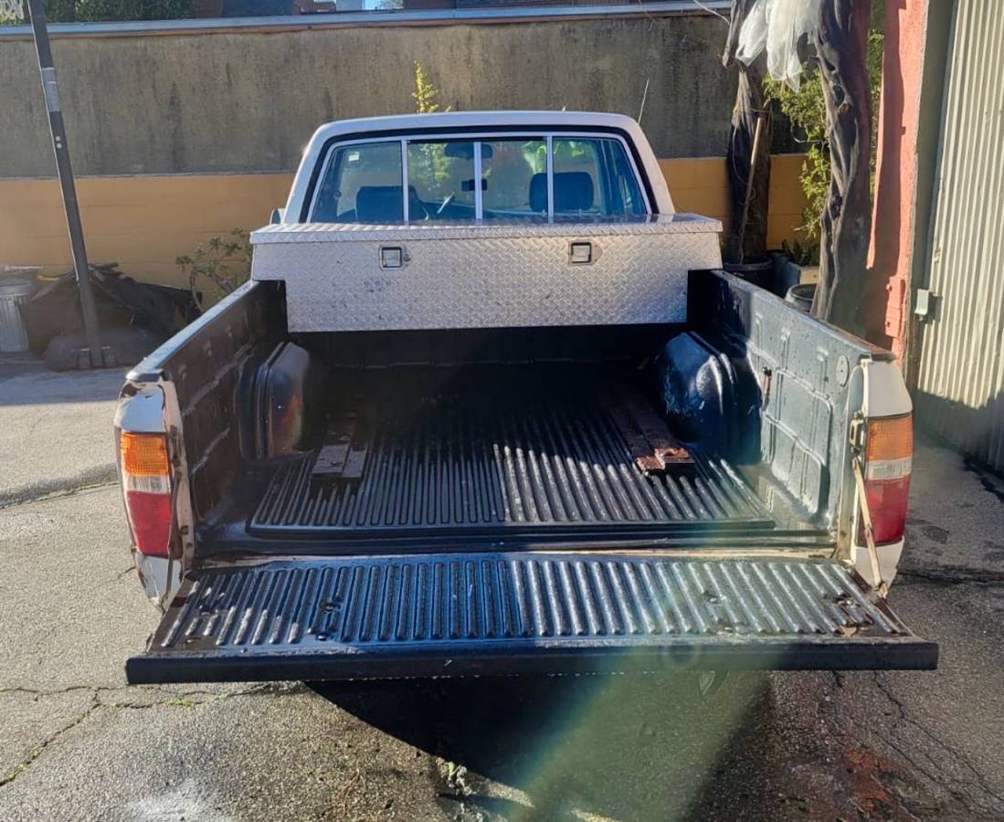 Toyota-extra-cab-pickup-1989-white-2