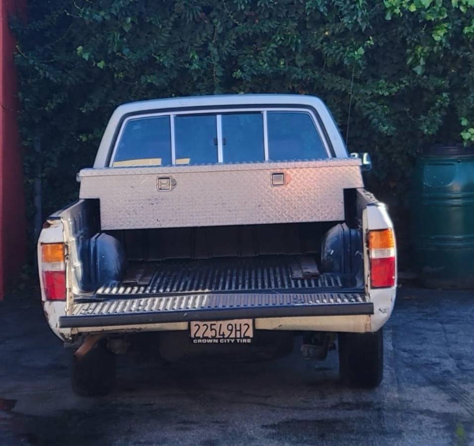 Toyota-extra-cab-pickup-1989-white-3