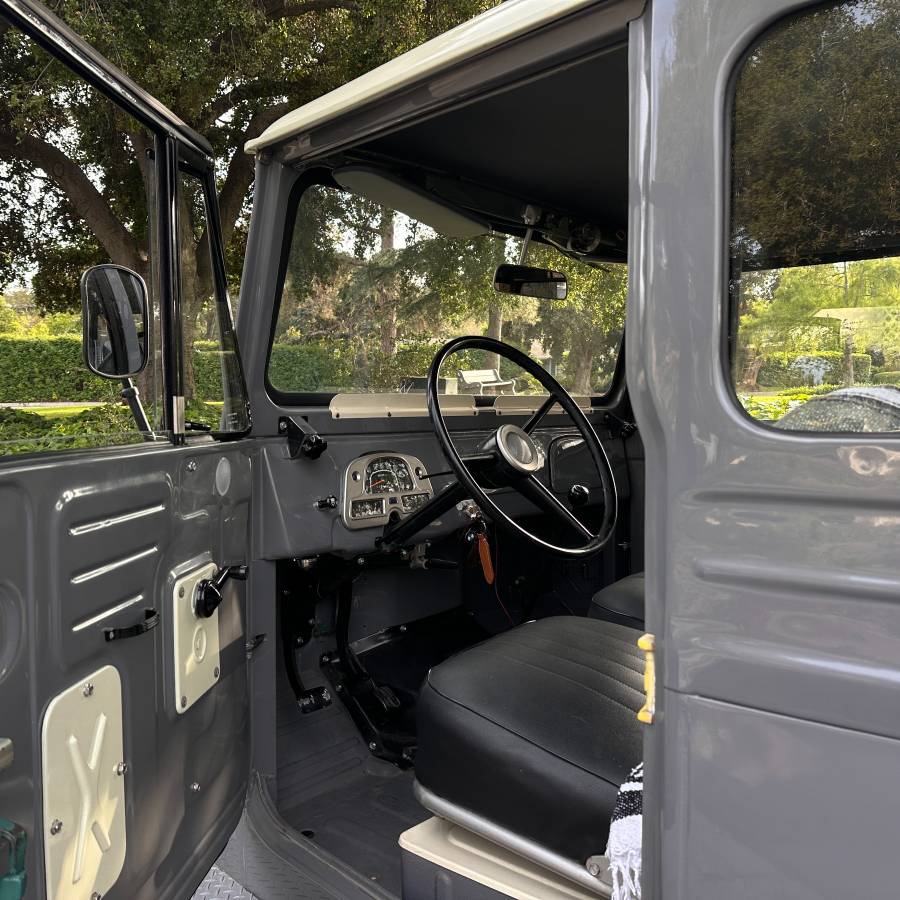Toyota-fj43-land-cruiser-1970-grey-31