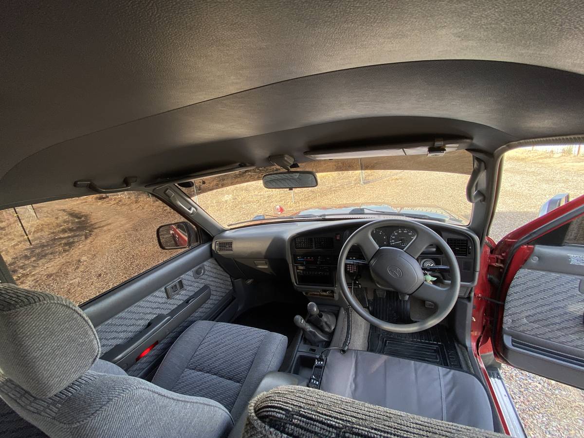 Toyota-hilux-diesel-1995-red-16