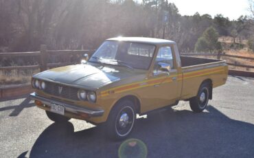 Toyota-hilux-pickup-truck-1976-yellow-1