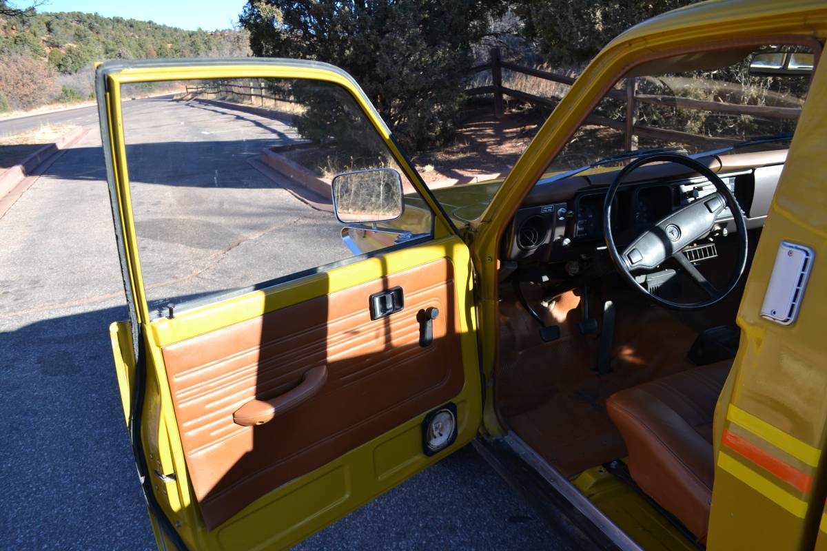 Toyota-hilux-pickup-truck-1976-yellow-11