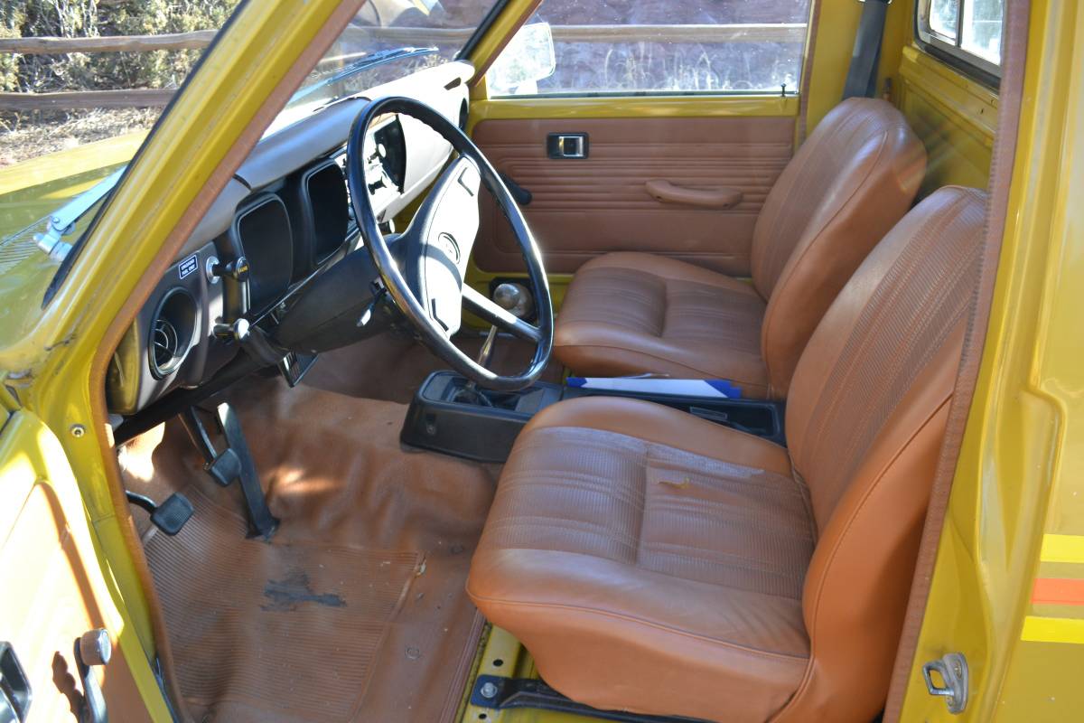 Toyota-hilux-pickup-truck-1976-yellow-12