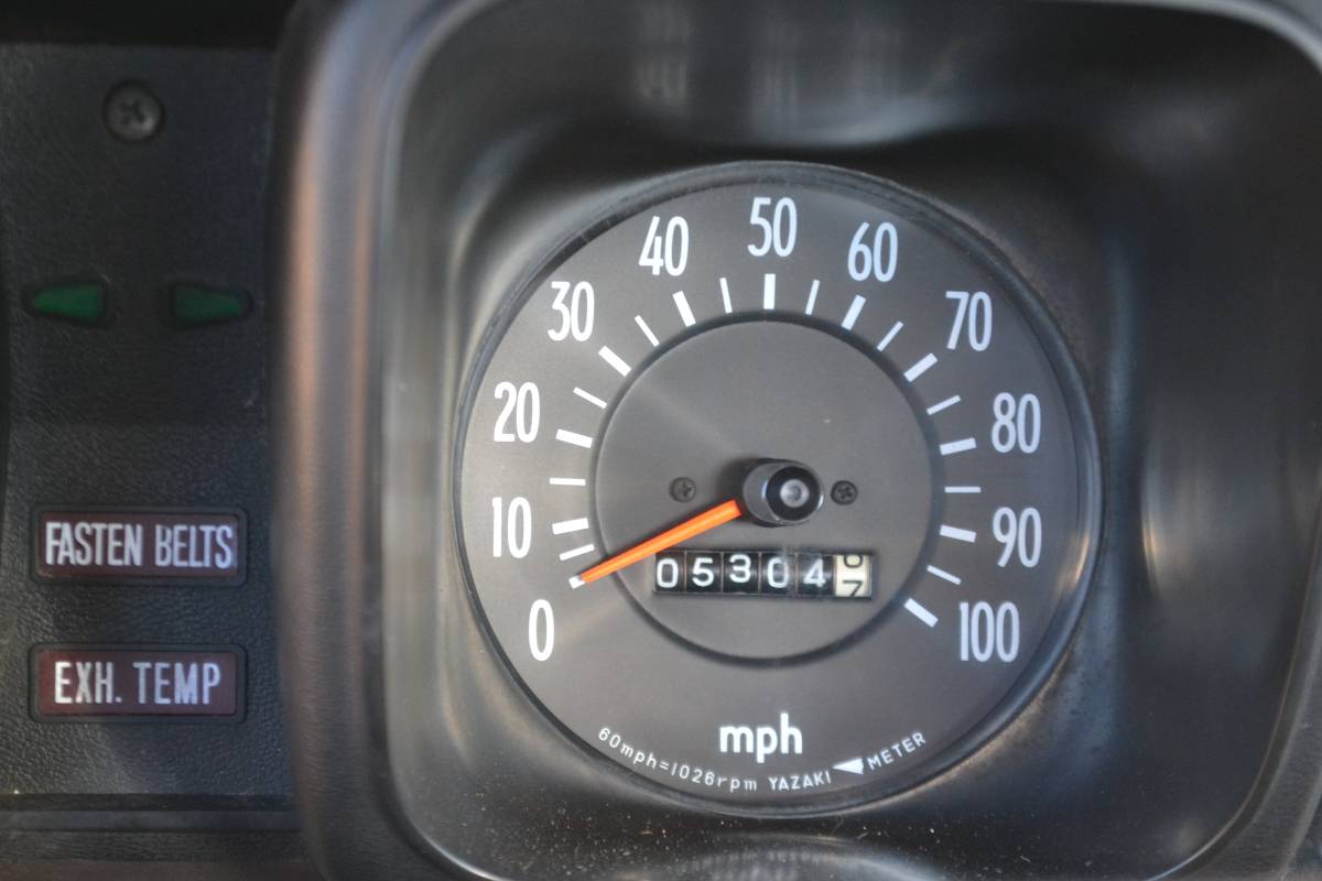 Toyota-hilux-pickup-truck-1976-yellow-13