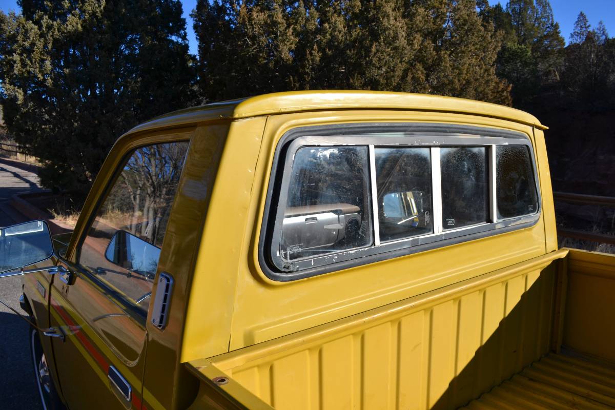 Toyota-hilux-pickup-truck-1976-yellow-17