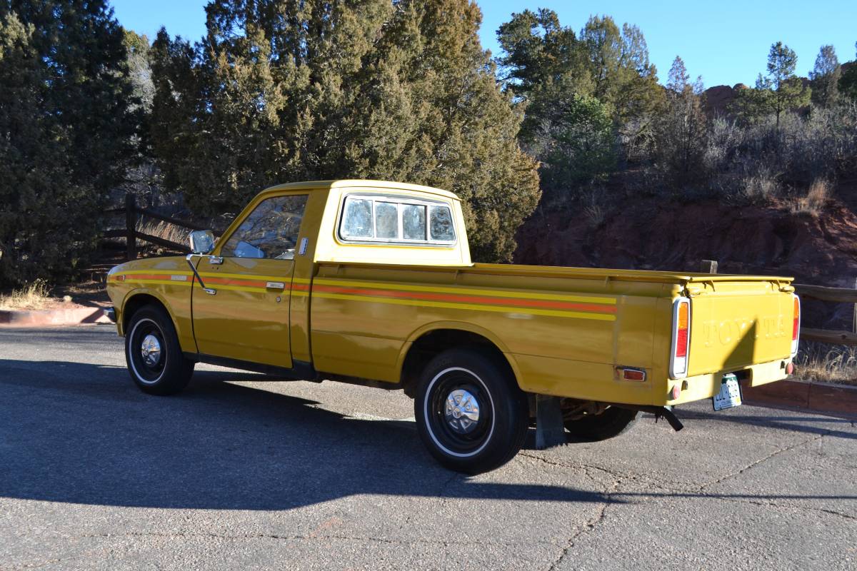 Toyota-hilux-pickup-truck-1976-yellow-2