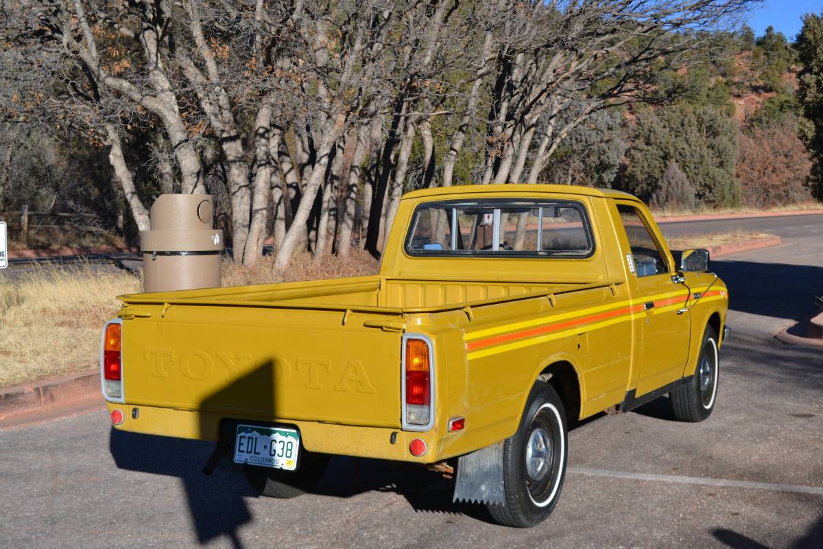 Toyota-hilux-pickup-truck-1976-yellow-3