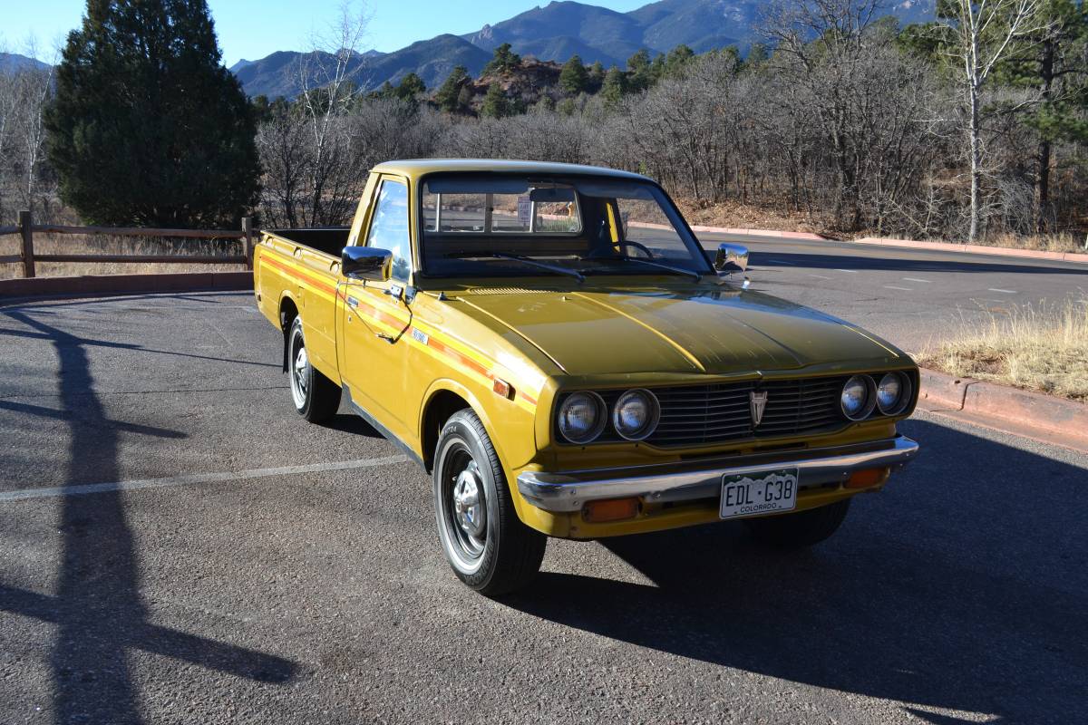 Toyota-hilux-pickup-truck-1976-yellow