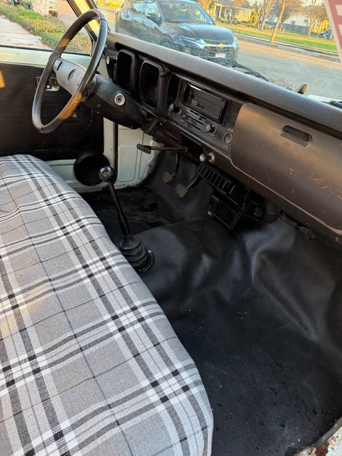 Toyota-hilux-truck-1977-white-12