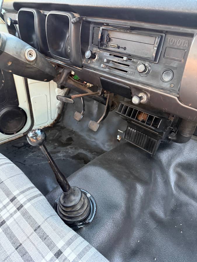 Toyota-hilux-truck-1977-white-14