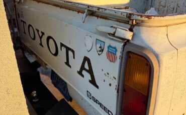 Toyota-hilux-truck-1977-white-4