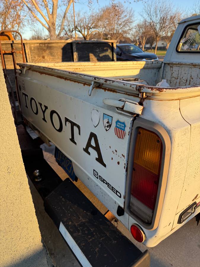 Toyota-hilux-truck-1977-white-4