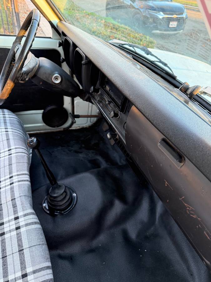 Toyota-hilux-truck-1977-white-5