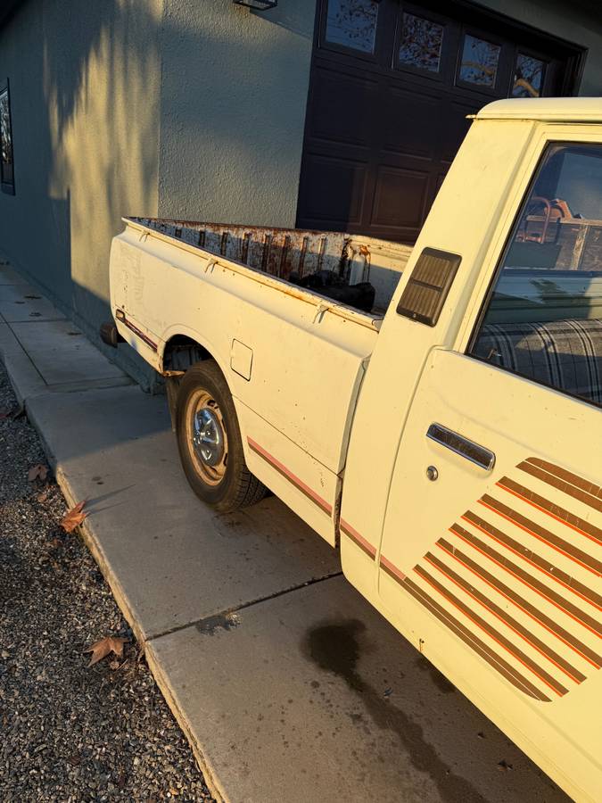 Toyota-hilux-truck-1977-white-7