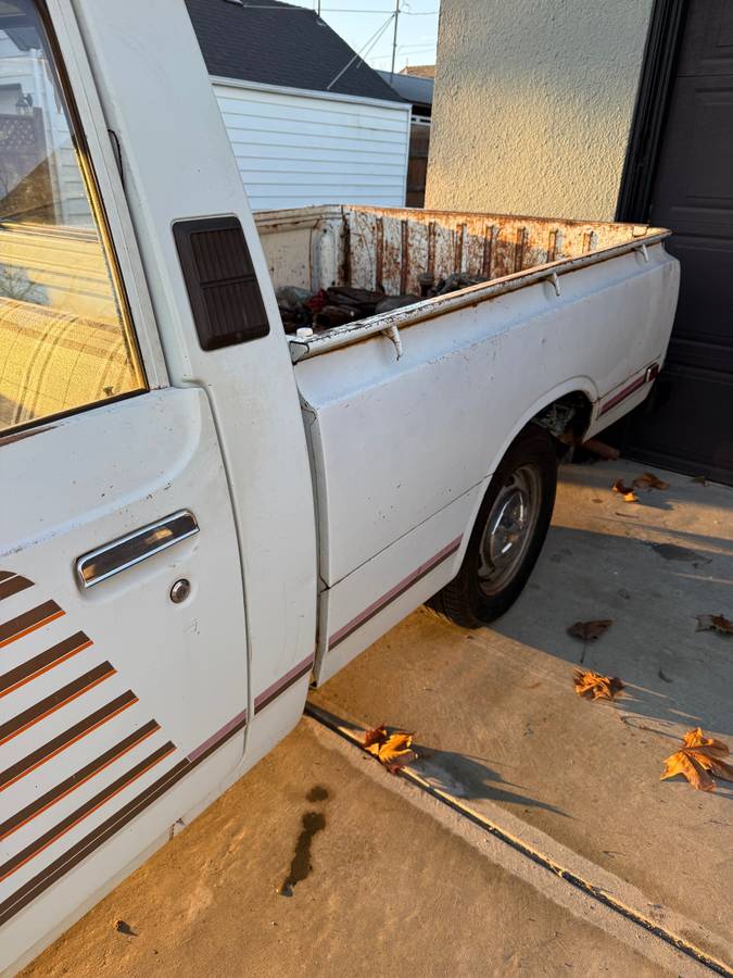 Toyota-hilux-truck-1977-white-9