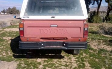 Toyota-hilux-truck-1983-red-7