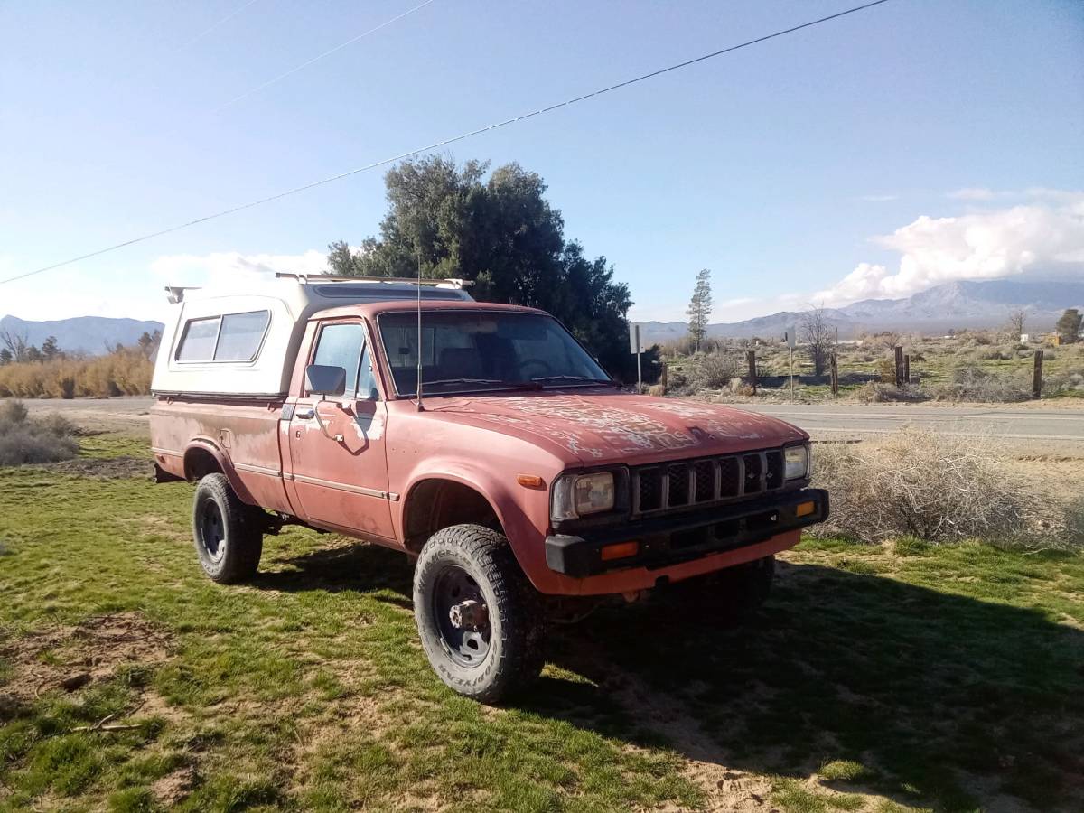 Toyota-hilux-truck-1983-red