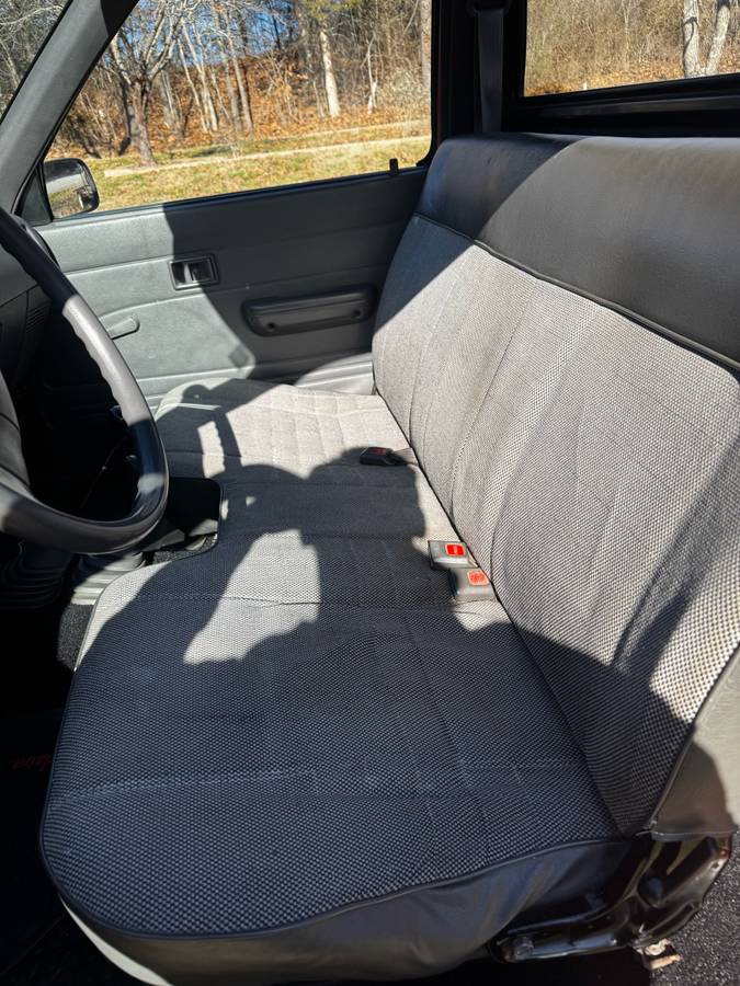 Toyota-hilux-truck-1990-red-1