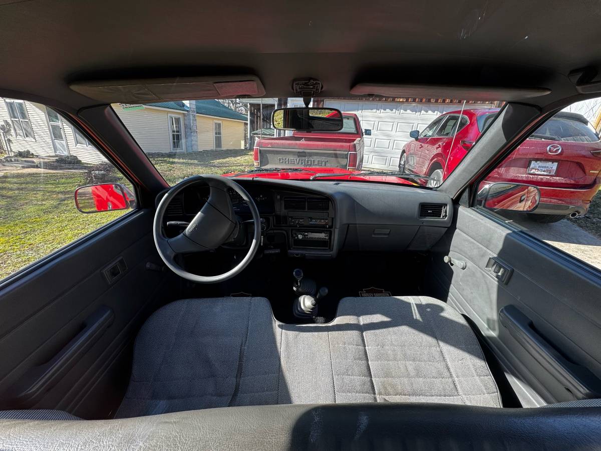 Toyota-hilux-truck-1990-red-2