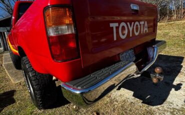 Toyota-hilux-truck-1990-red-3
