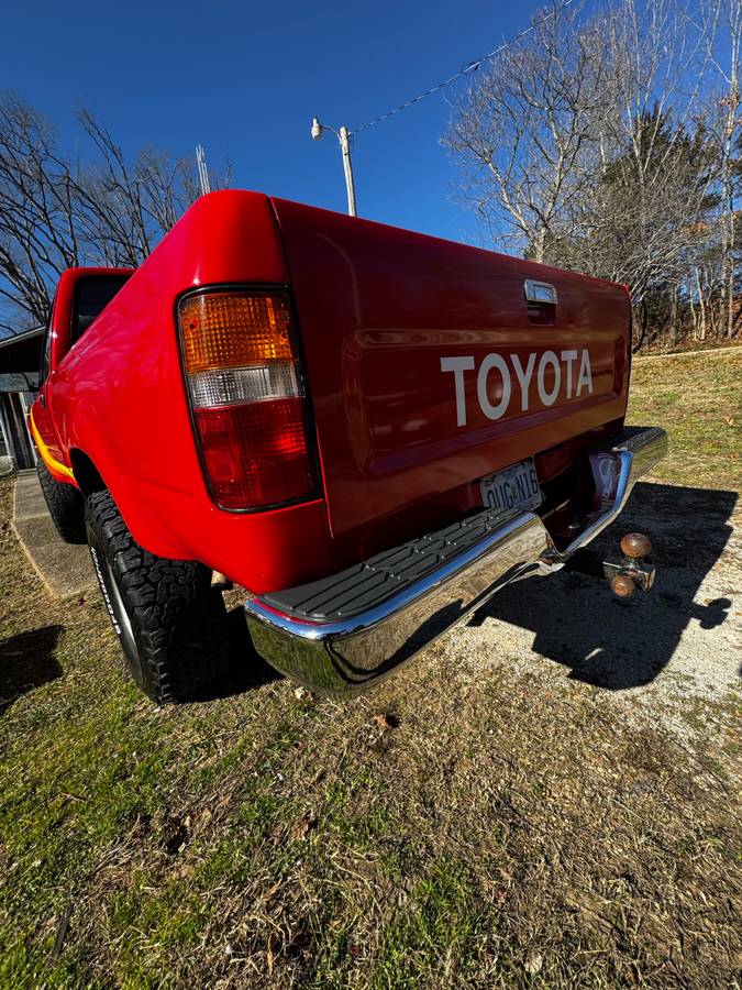 Toyota-hilux-truck-1990-red-3