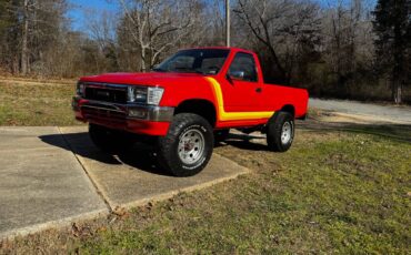 Toyota-hilux-truck-1990-red