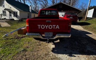 Toyota-hilux-truck-1990-red-4