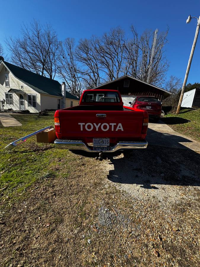 Toyota-hilux-truck-1990-red-4