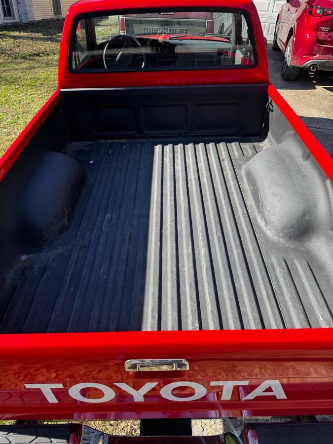 Toyota-hilux-truck-1990-red-5