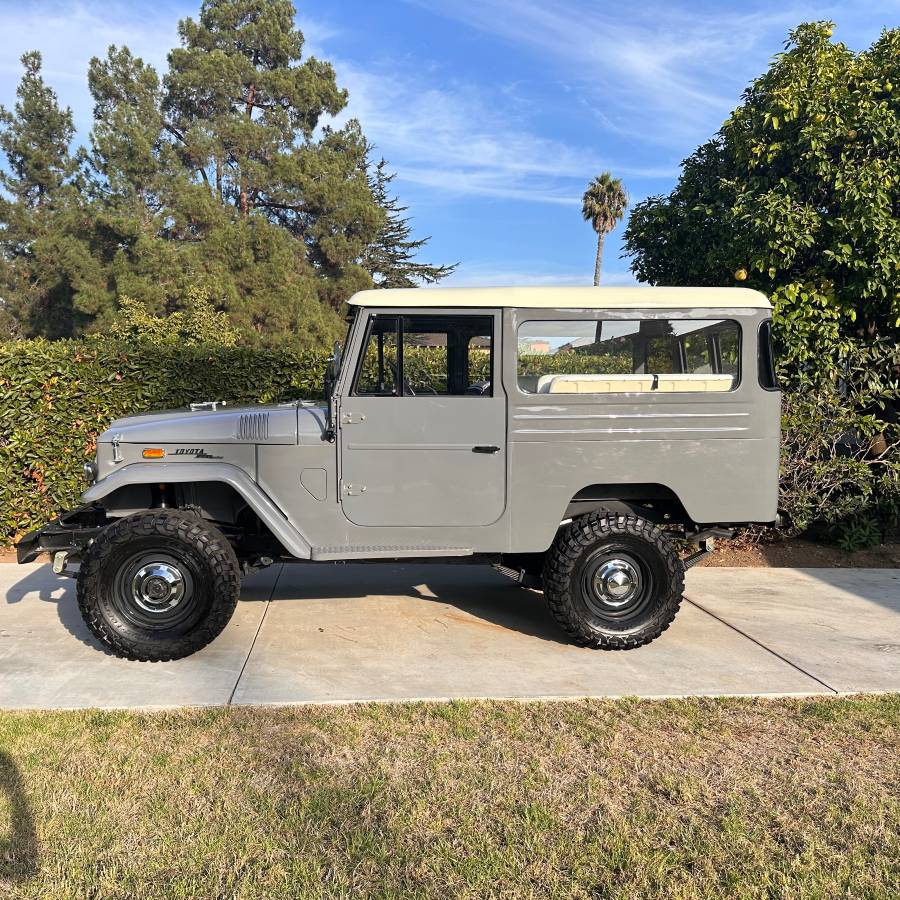 Toyota-land-cruiser-1970-grey-10