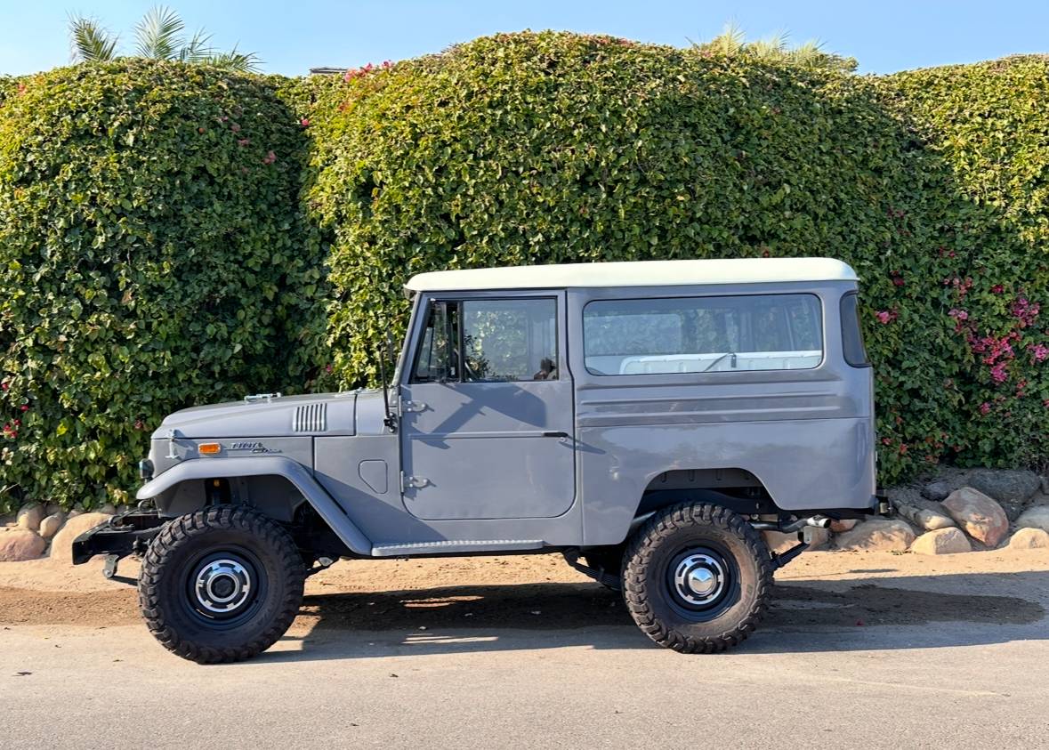 Toyota-land-cruiser-1970-grey-12