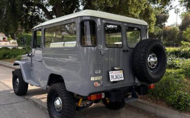 Toyota-land-cruiser-1970-grey-13