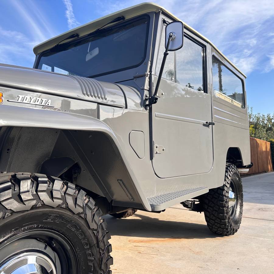 Toyota-land-cruiser-1970-grey-8