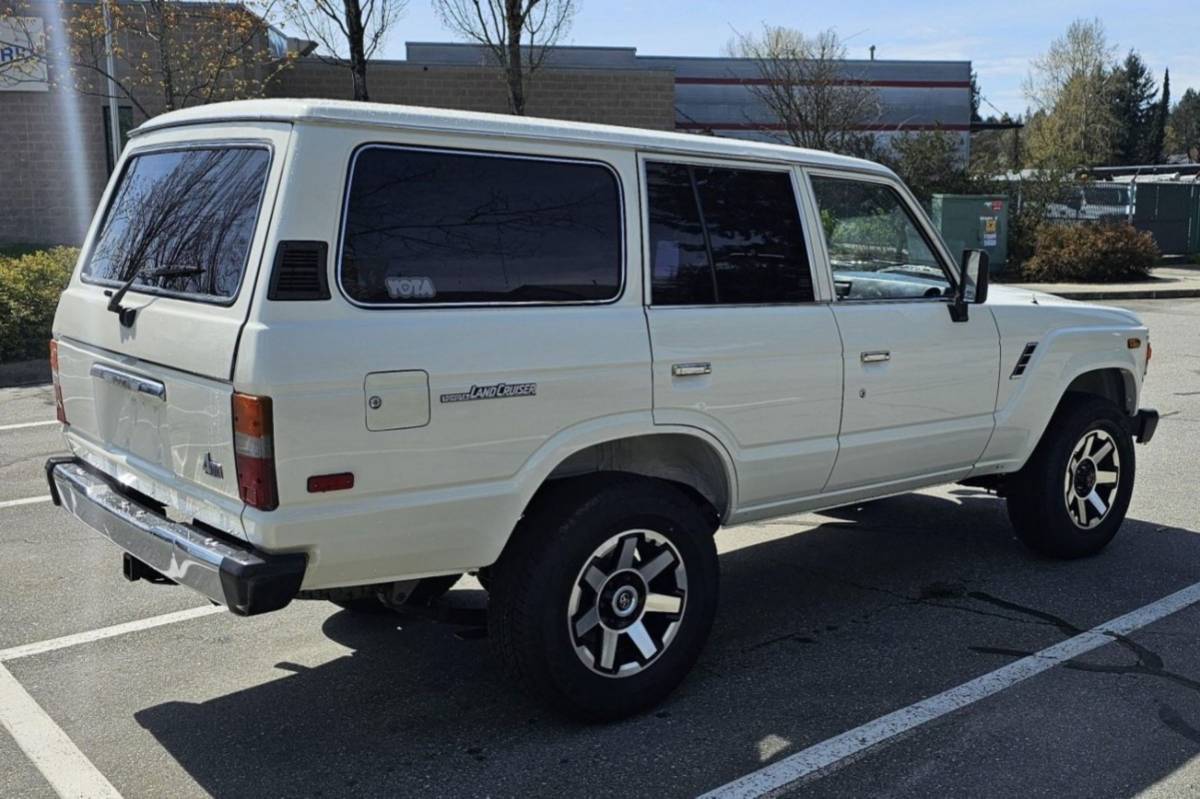 Toyota-land-cruiser-1986-white