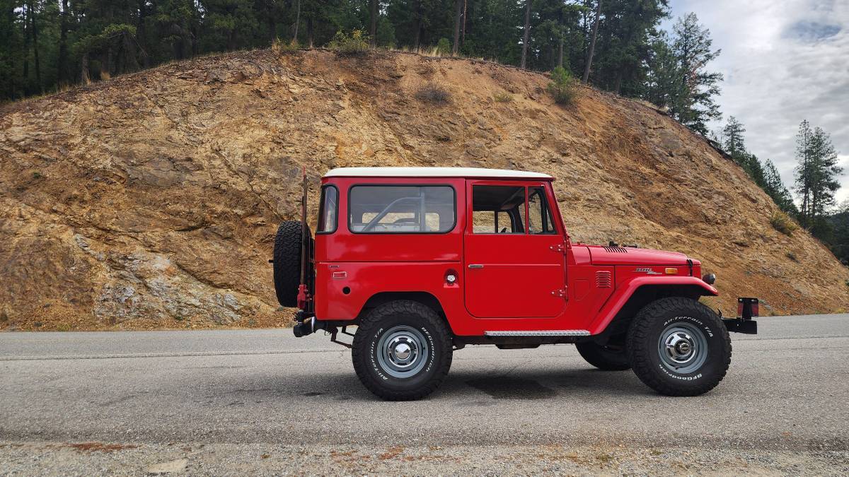 Toyota-land-cruiser-fj40-1972-red