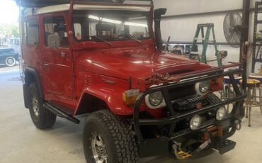 Toyota-land-cruiser-fj40-1978-red